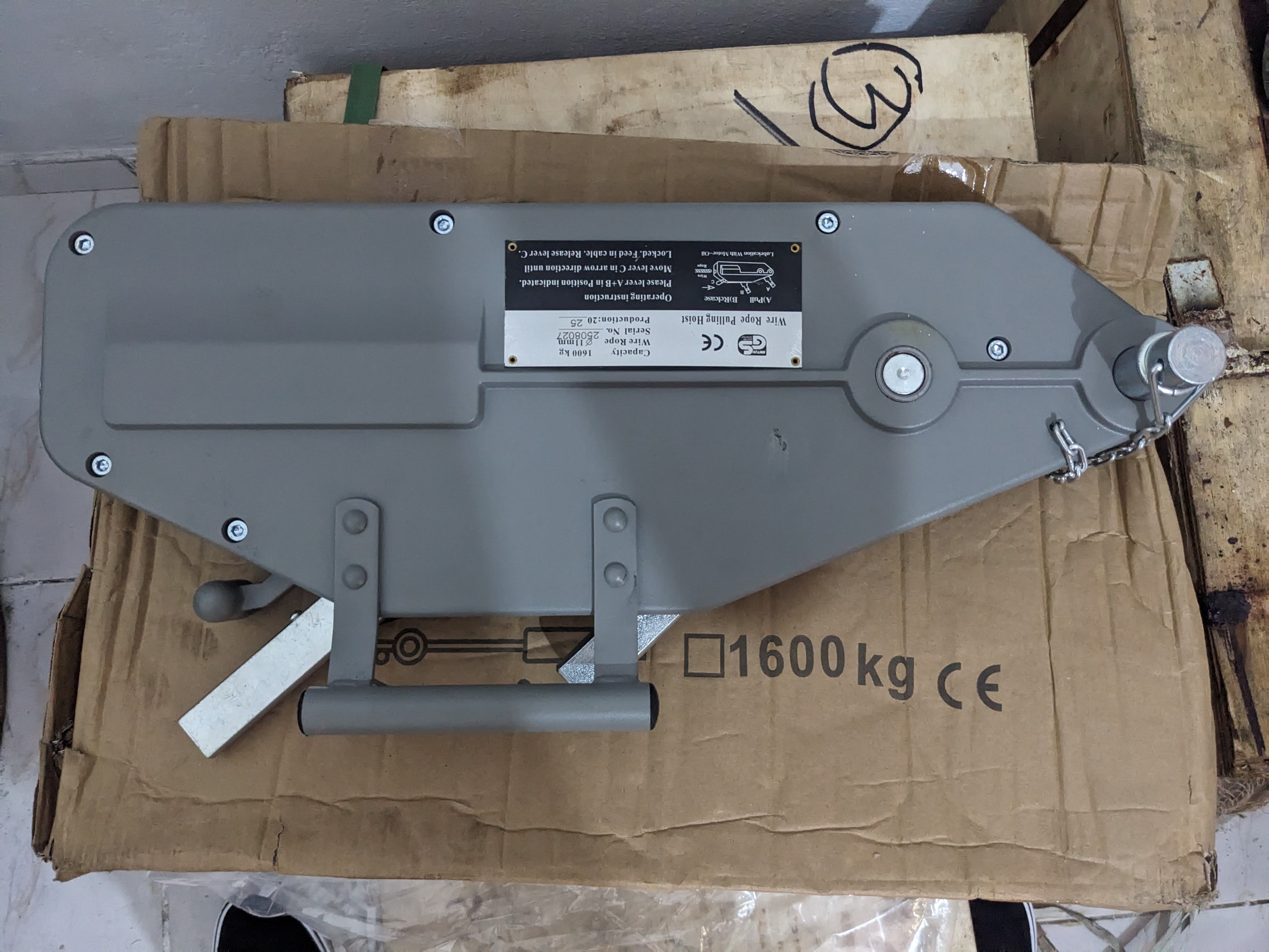 1.5-ton wire rope puller with a 1.6 kg, 11 mm diameter, 20-meter cable